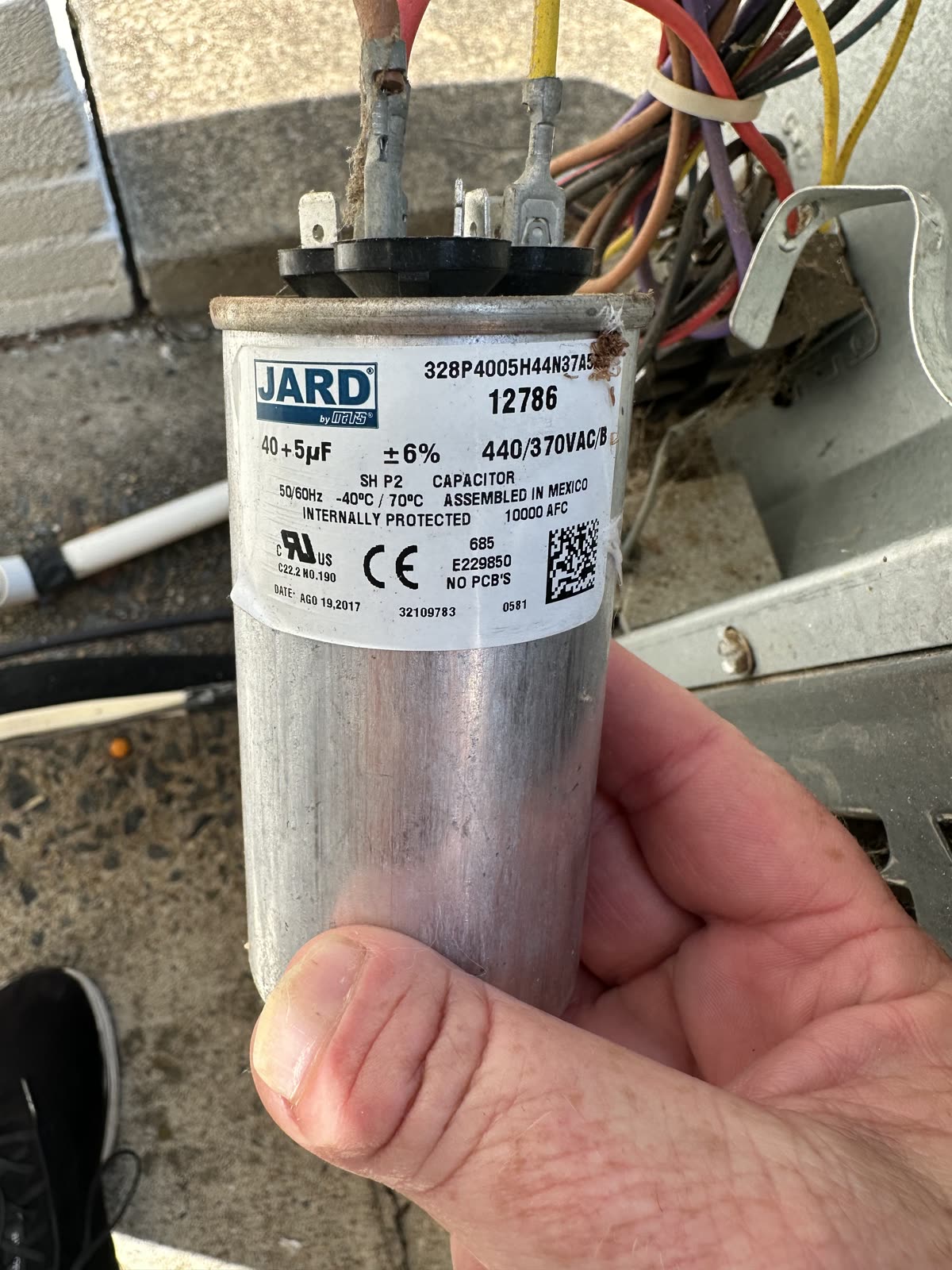 The old JARD capacitor in hand, label showing 40+5 microfarads, plus or minus 6 percent, 440/370 VAC
