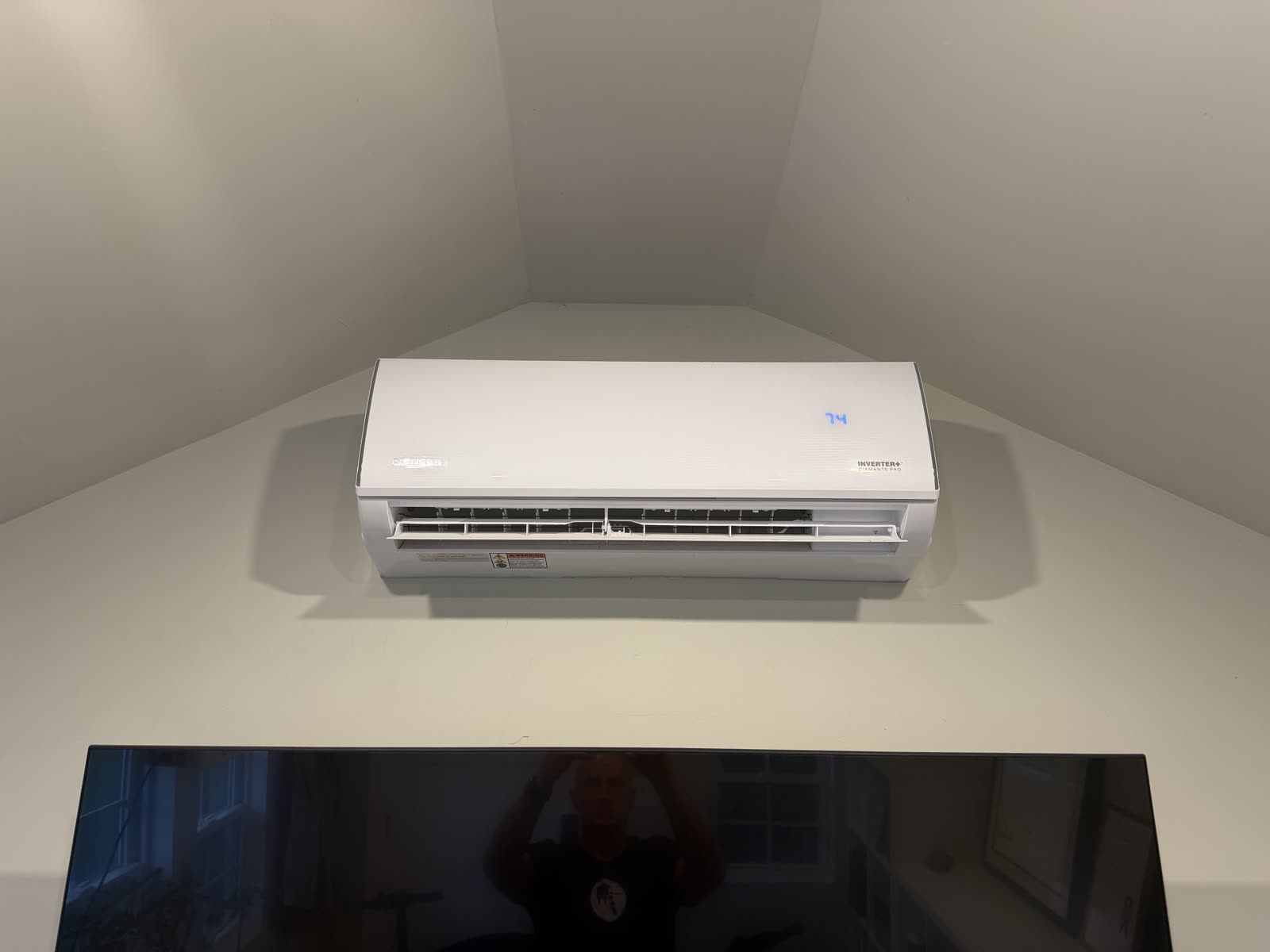 Wall-mounted mini split indoor head, running and set to 74